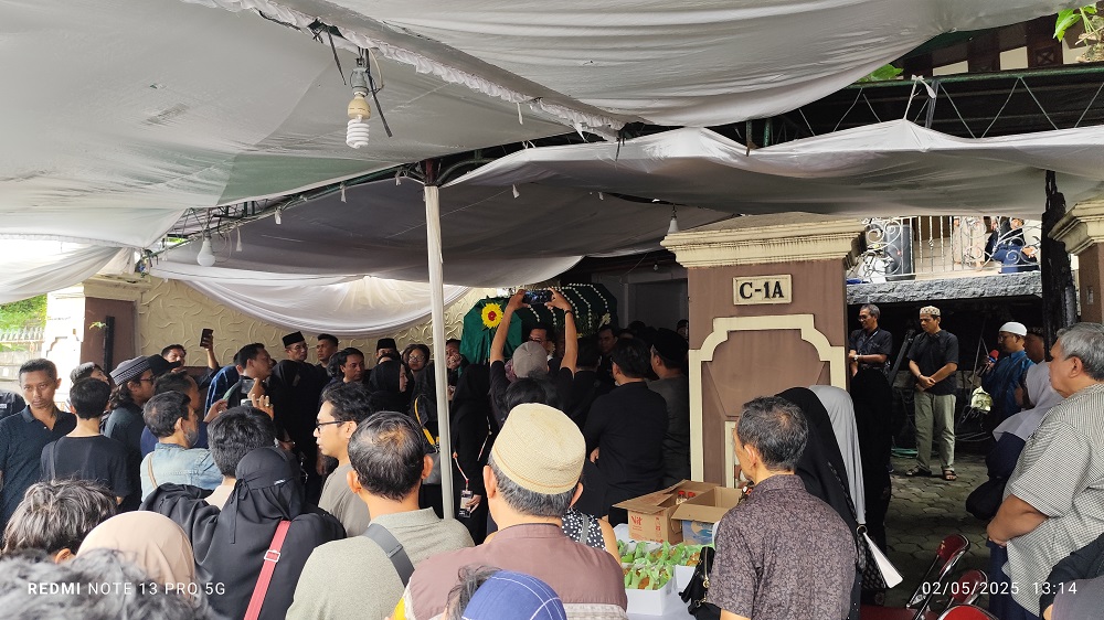 Suasana di rumah duka almarhum Bathi Mulyono di Jalan Permata Semeru Blok C No 1A Kecamatan Gajahmungkue, Kota Semarang, Jumat (2/5/2025)