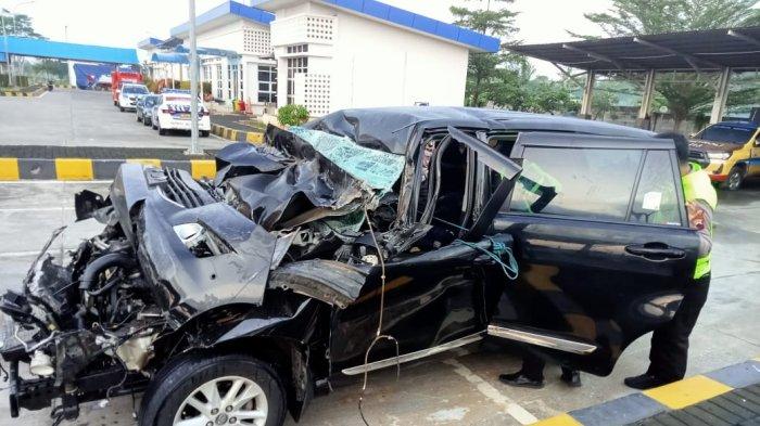 Mobil Toyota Innova yang ditumpangi anggota DPR RI Alamudin Dimyati Rois, terlibat kecelakaan di Tol Pemalang berujung dua orang tewas.