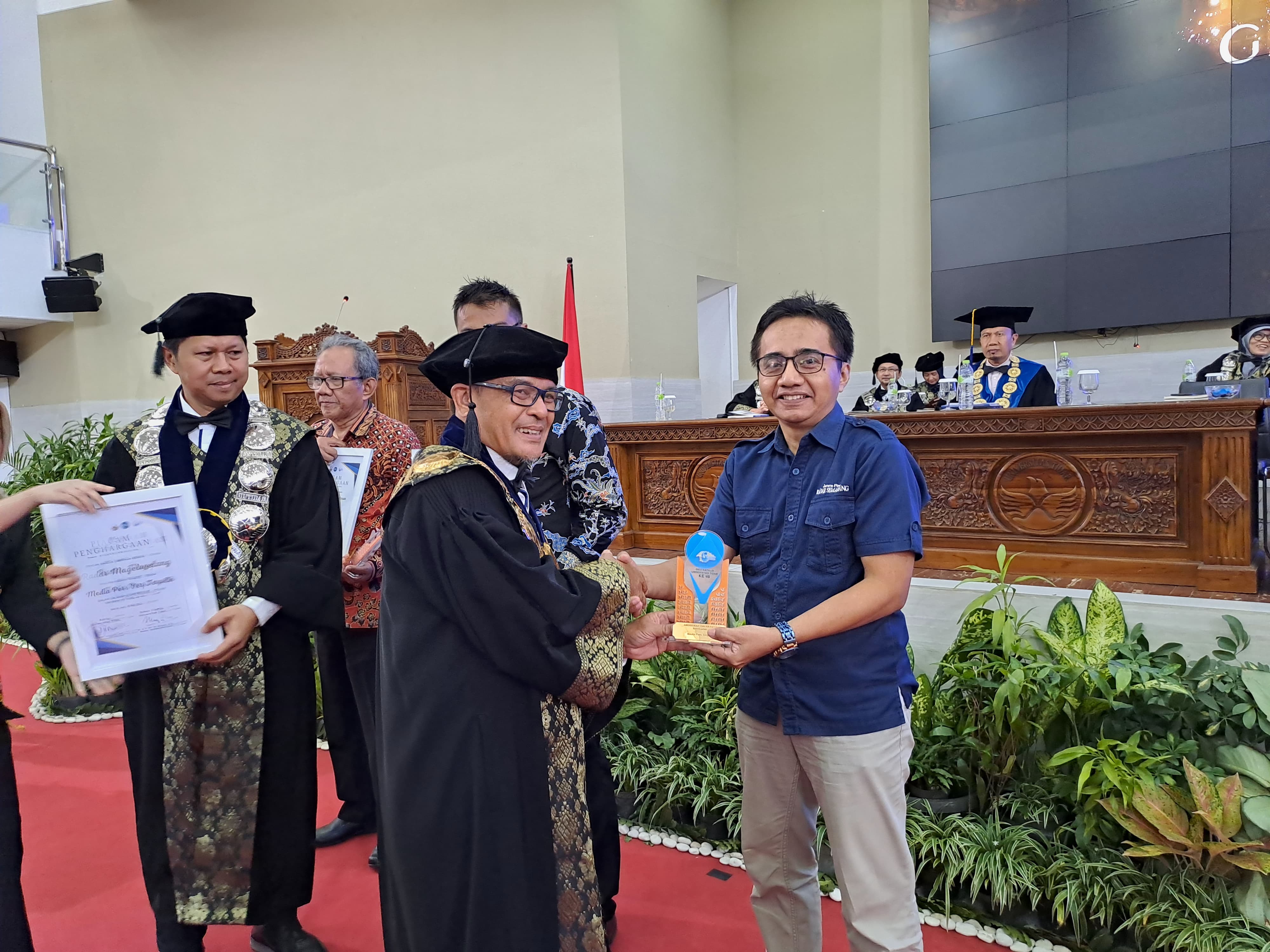 Rektor Untidar Prof Dr Sugiyarto didampingi Wakil Rektor Bidang Akademik dan Kerja Sama Prof Dr Suyitno menyerahkan penghargaan kepada Pemimpin Redaksi Jawa Pos Radar Magelang Arif Riyanto.