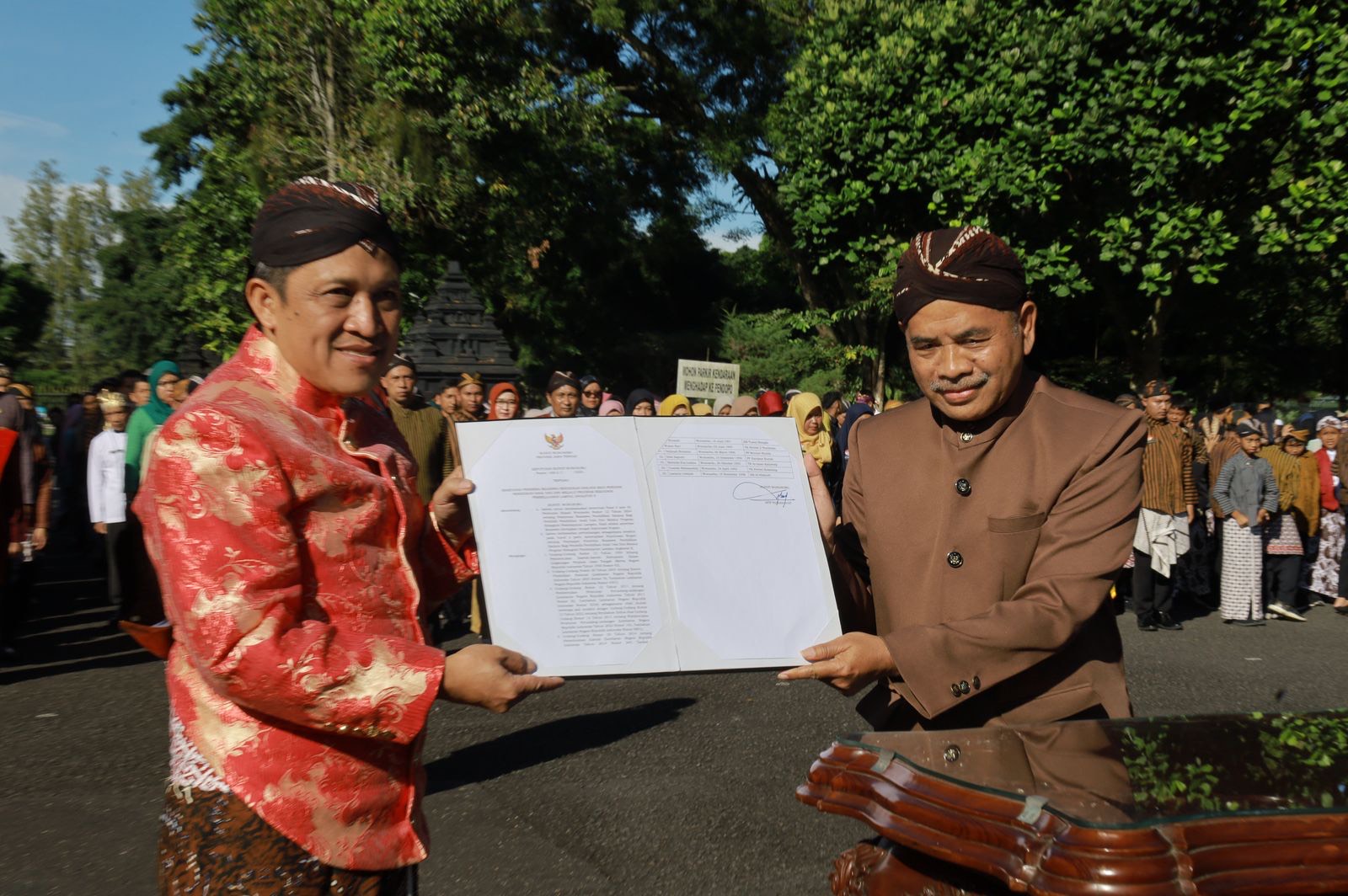 Bupati Wonosobo Afif Nurhidayat bersama Kepala Disdikpora Musofa dalam upacara Hardiknas 2025 di halaman Pendopo Selatan, Jumat (2/5/2025).
