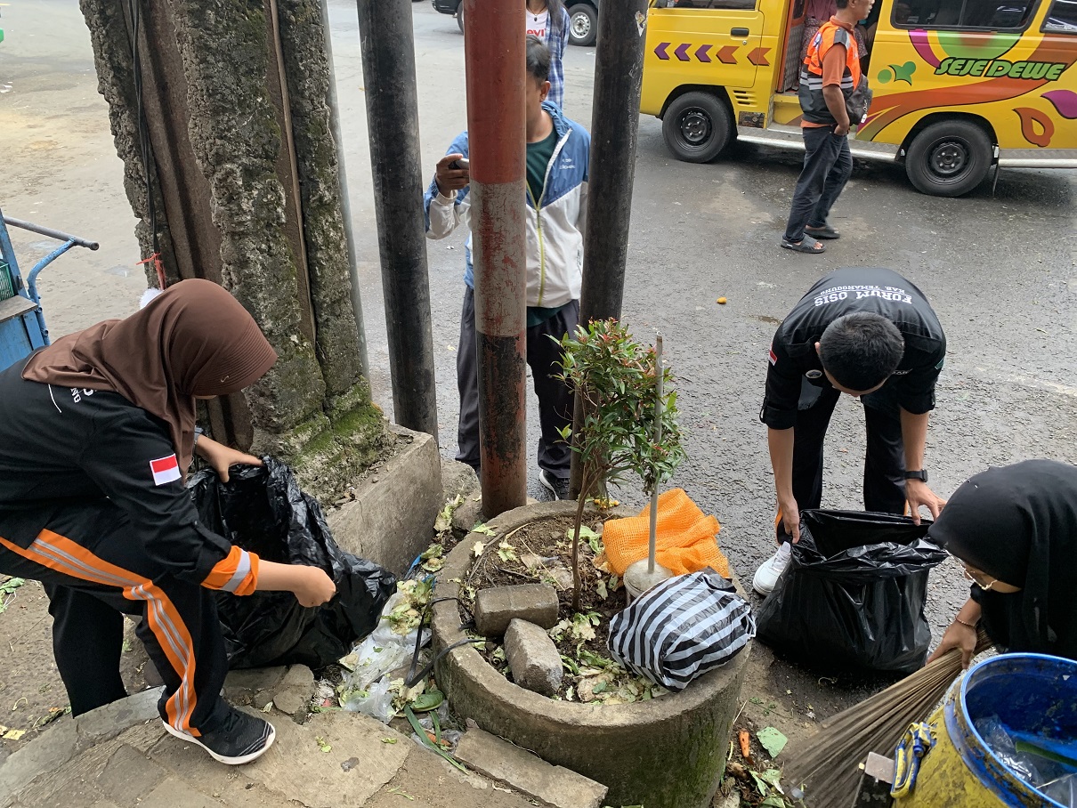 Siswa dari berbagai sekolah yang tergabung dalam Forum OSIS Temanggung membersihkan sampah di lingkungan Pasar Kliwon, Jumat (2/5/2025).