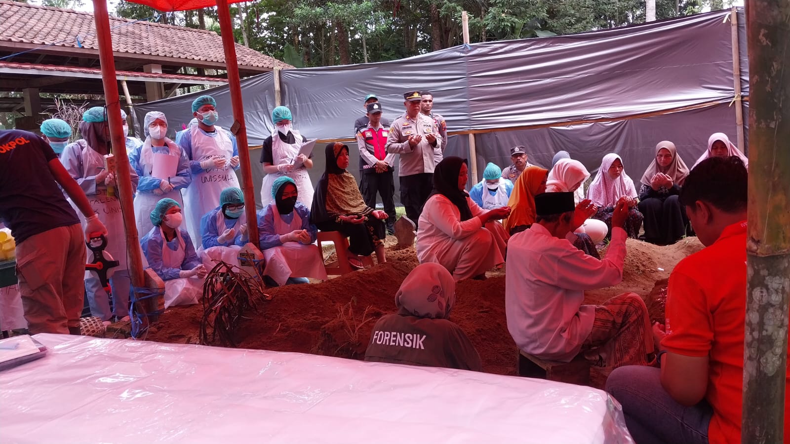 Tim forensik Polda Jateng bersama jajaran Satreskrim Polresta Magelang melakukan pembongkaran makam JS, di Pakis Kabupaten Magelang yang di duga menjadi korban pengeroyokan.