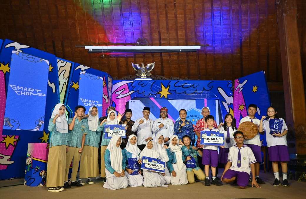 Para peraih juara dalam ajang Smart Champ 2025 foto bersama Bupati Temanggung Agus Setyawan dan para juri. Ajang ini diikuti siswa SMP/MTs se-Kabupaten Temanggung.
