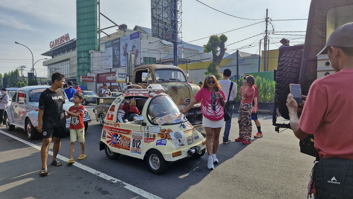 Mobil Suzuki CV1 milik Iwan Kasep asal Bandung sita perhatian di ajang reli Top Coffee PPMKI Jateng Tour 2025 di Alun-alun Kota Magelang.