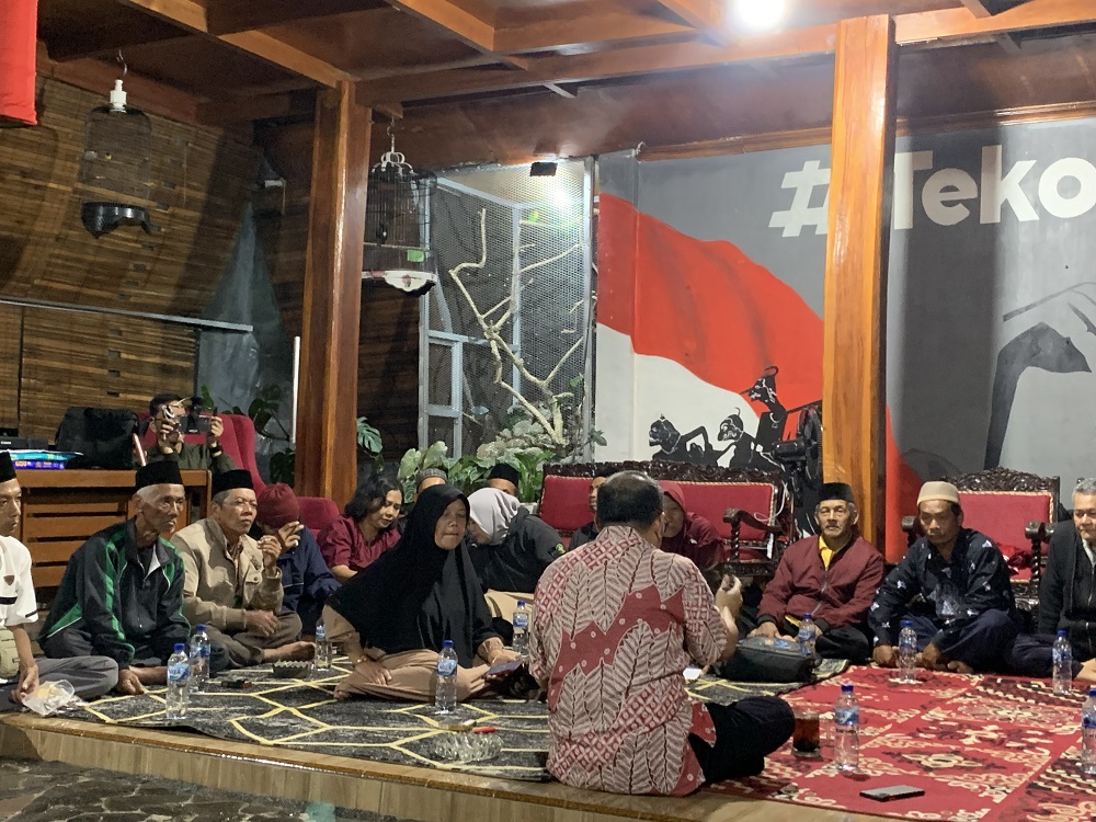 Puluhan warga Desa Kebumen, Kecamatan Pringsurat, Temanggung saat wadul terkait ganti rugi lahan terdampak tol kepada anggota Komisi V DPR RI, Sabtu (3/5/2025)