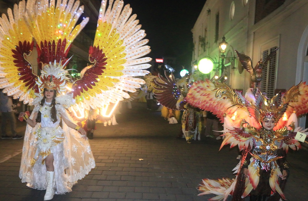 Peserta Parade Semarang Night Carnival yang mengambil start di kawasan Titik 0 Km hingga depan Balai Kota Semarang.