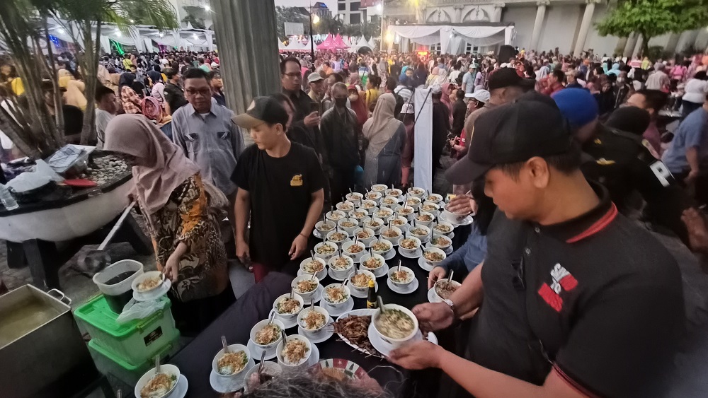 Warga antre mendapatkan satu mangkok soto di acara Soto Vaganza di Balai Kota Semarang.