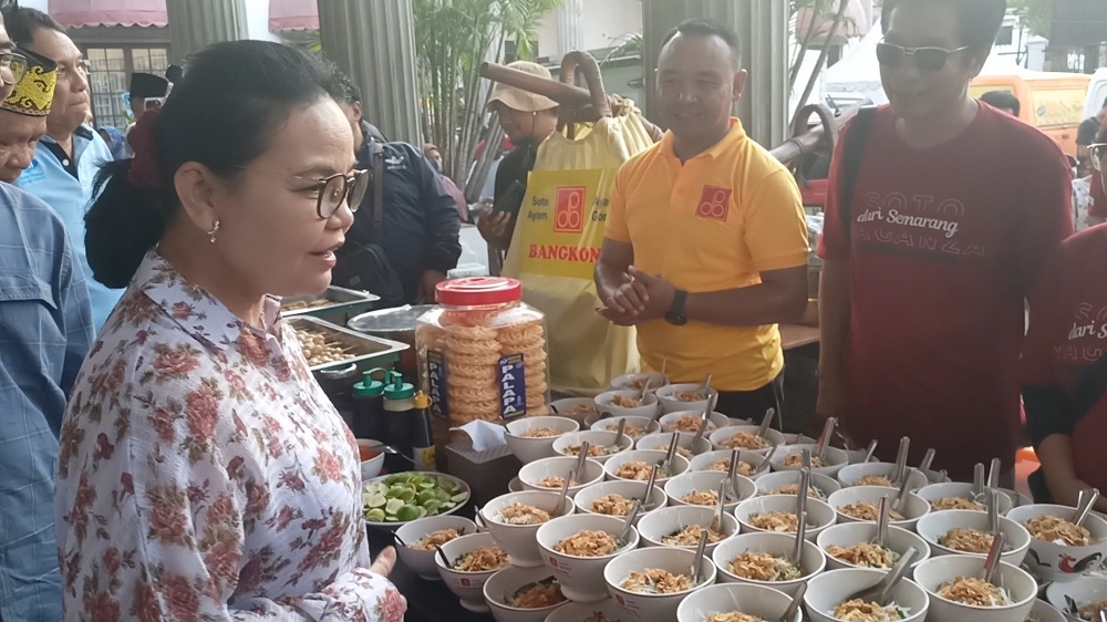 Wali Kota Semarang Agustina Wilujeng siap menikmati&nbsp;acara Soto Vaganza di Balai Kota Semarang.