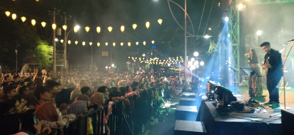 Ndarboy Gank dari Jogja memeriahkan panggung Semarang Night Carnival, Minggu (4/5/2025) malam ini.
