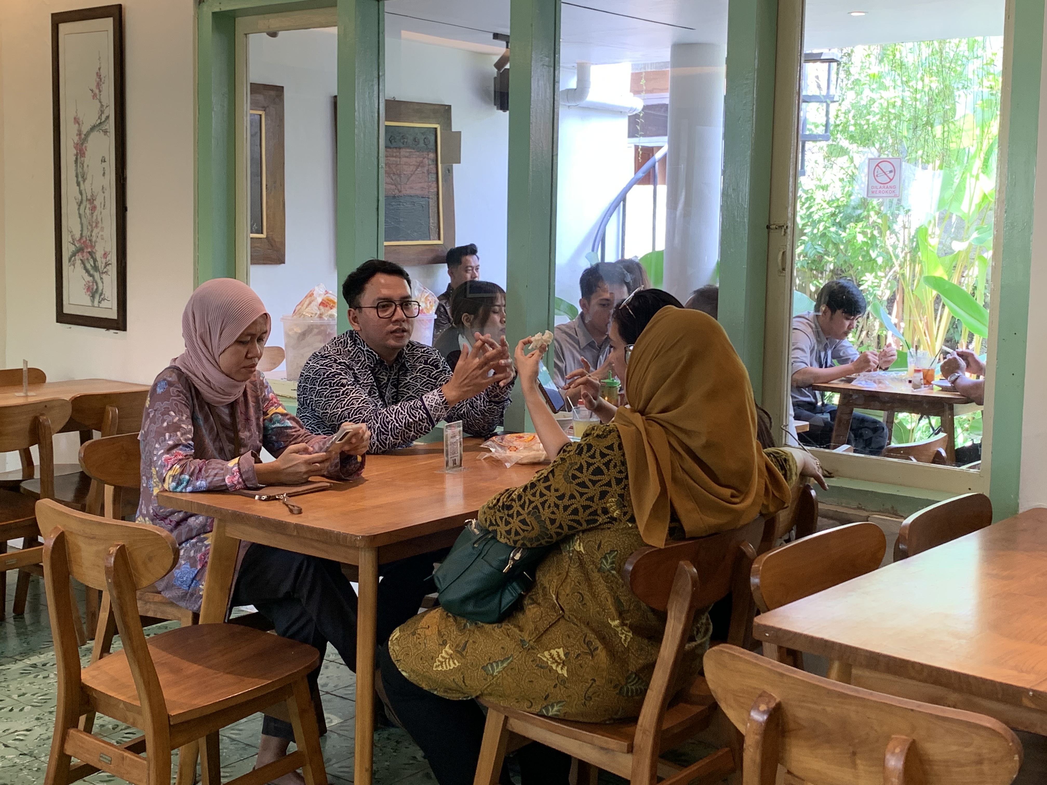 Suasana Kedai Jomer yang homey banget. Rumah ini banyak menyimpan sejarah masa lalu.