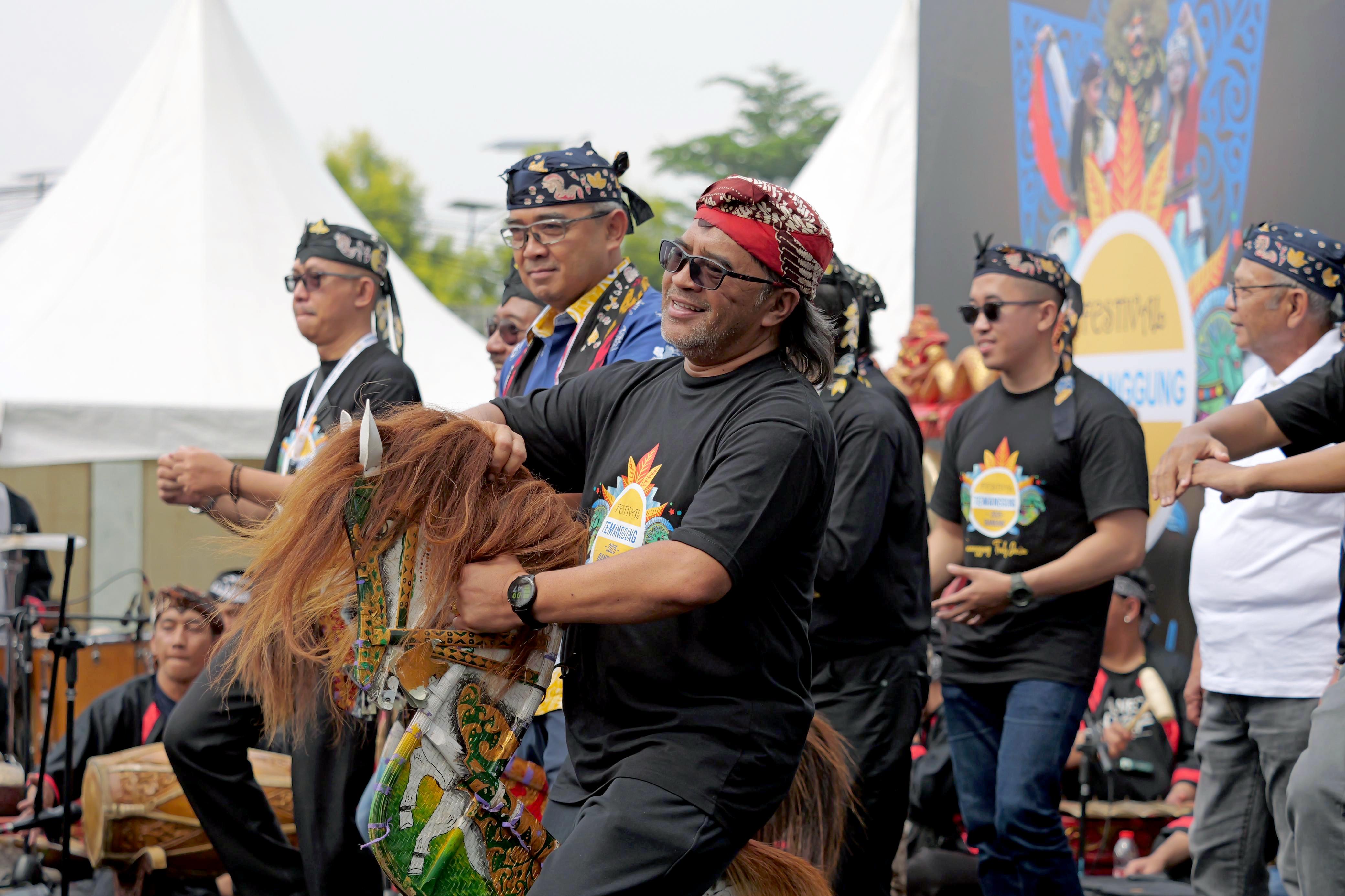 SEMANGAT : Bupati Temanggung Agus Setyawan memperkenalkan tarian jaran kepang dalam Festival Temanggung 2025 di Bandung, Minggu (4/5/2025).