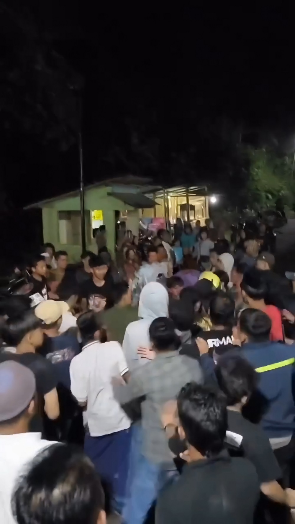 Pelaku begal sepeda motor di Bandongan Magelang saat diamankan warga.