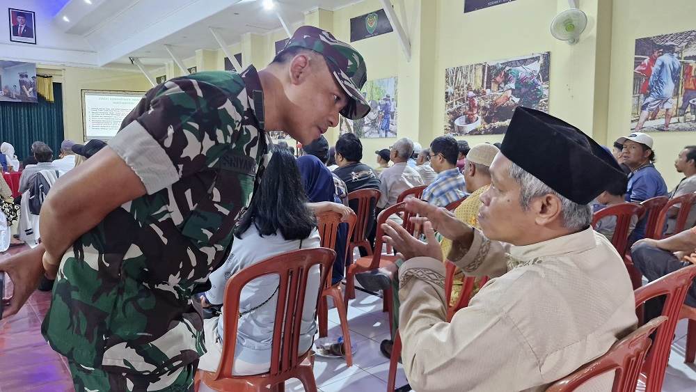 Pasiter Kodim 0705/Magelang Kapten Kav Sriyanto memberikan sosialisasi program peningkatan RTLH bersama Disperkim Kota Magelang, Selasa (6/5/2025).