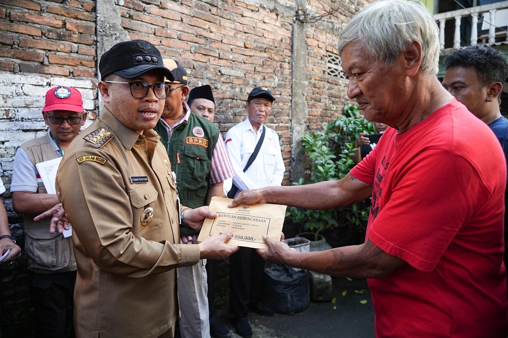 Wali Kota Magelang Damar Prasetyono memberikan bantuan untuk korban kebakaran di Kelurahan Rejowinangun Selatan.
