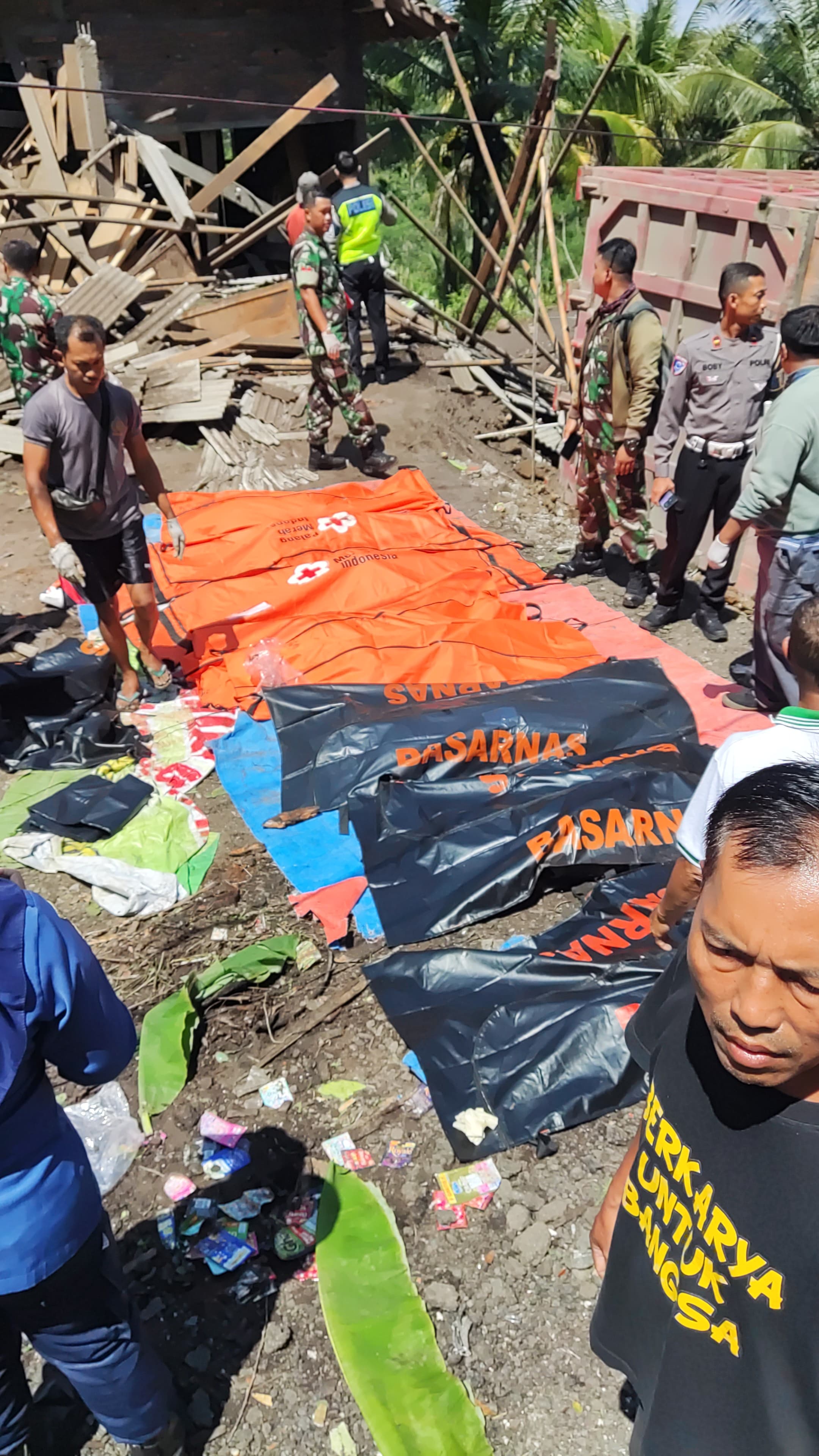 Korban kecelakaan mobil rombongan guru TK ditabrak truk tronton di perbatasan Magelang-Purworejo, Rabu (7/5/2025)