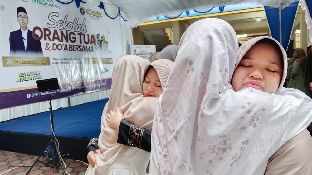 Para siswa kelas IX SMP Mutual Magelang mohon doa restu kepada guru dan orang tua.