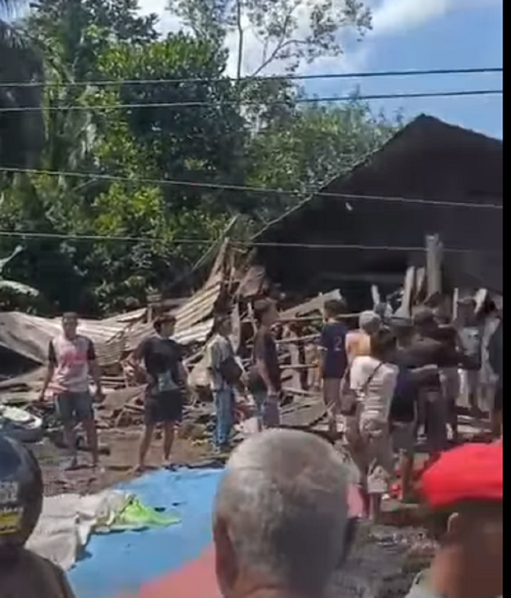 Rumah warga roboh setelah ditabrak truk fuso bermuatan pasir di  Jalan Magelang-Purworejo, Rabu (7/5/2025) siang ini.