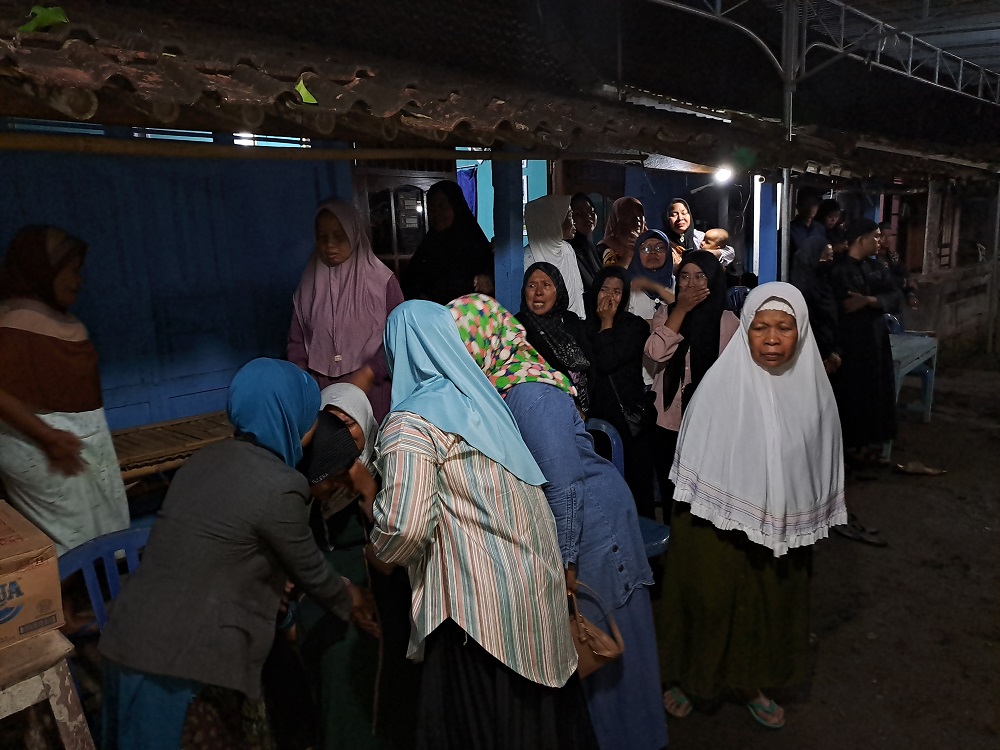 Keluarga dan pelayat menangis saat jenazah Isna Hayati, korban kecelakaan maut di Kalijambe, Bener, Purworejo tiba di rumah duka Mendut 1, Kelurahan Mendut, Kecamatan Mungkid, Kabupaten Magelang