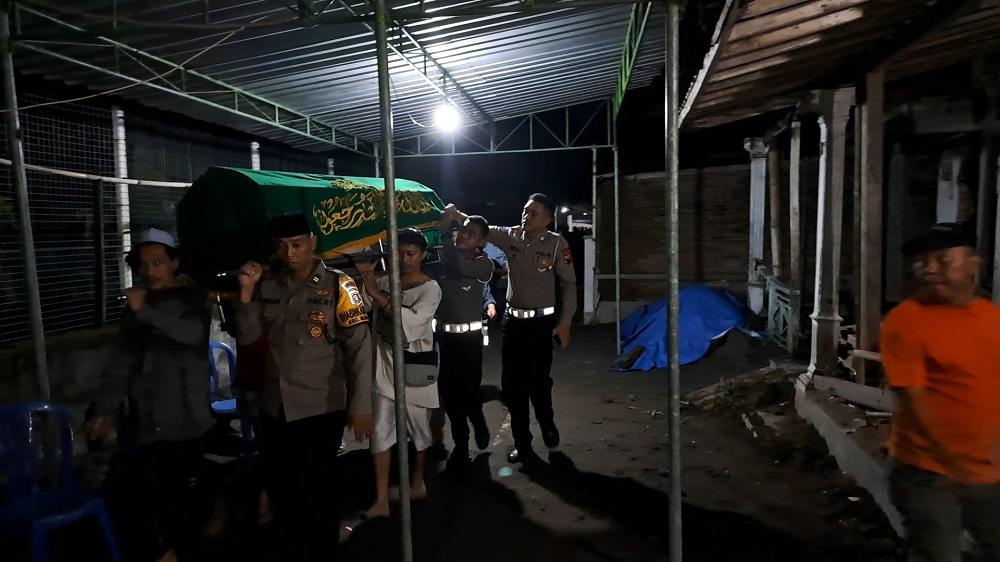Jenazah Isna Hayati, korban kecelakaan maut di Kalijambe, Bener, Purworejo tiba di rumah duka Mendut 1, Kelurahan Mendut, Kecamatan Mungkid, Kabupaten Magelang