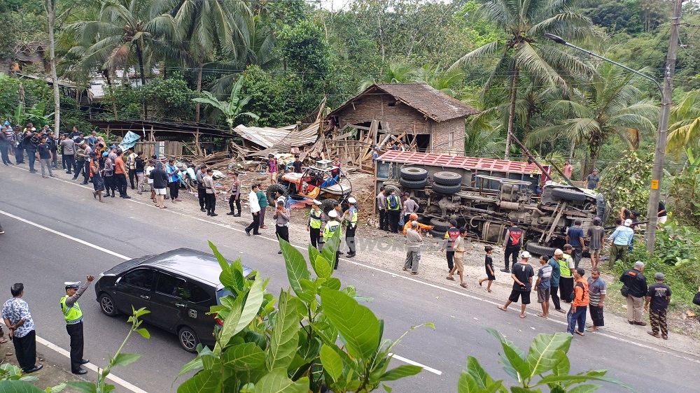 Lokasi kecelakaan antara truk tronton bermuatan pasir dan angkot di perbatasan Magelang- Purworejo, ikut Desa Kalijambe Kecamatan Bener, Kabupaten Purworejo, Rabu (7/6/2025) siang.