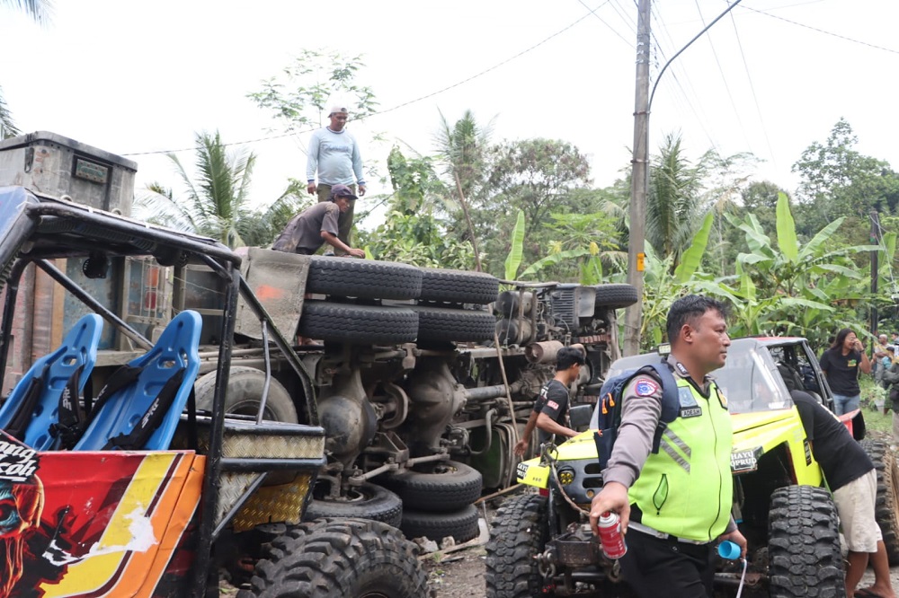 Dump truk  yang dikemudikan Ladis, 48, warga Bojonegoro, Jawa Timur terguling setelah menabrak angkot dan rumah di Kalijambe, Bener, Purworejo, Rabu (7/5/2025)
