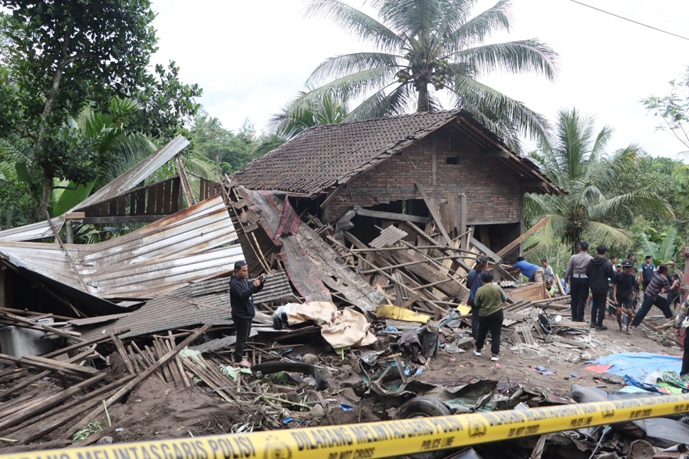 Rumah warga Kalijambe, Bener, Purworejo roboh setelah ditabrak dump truk bermuatan pasir yang mengalami rem blong, Rabu (7/5/2025)