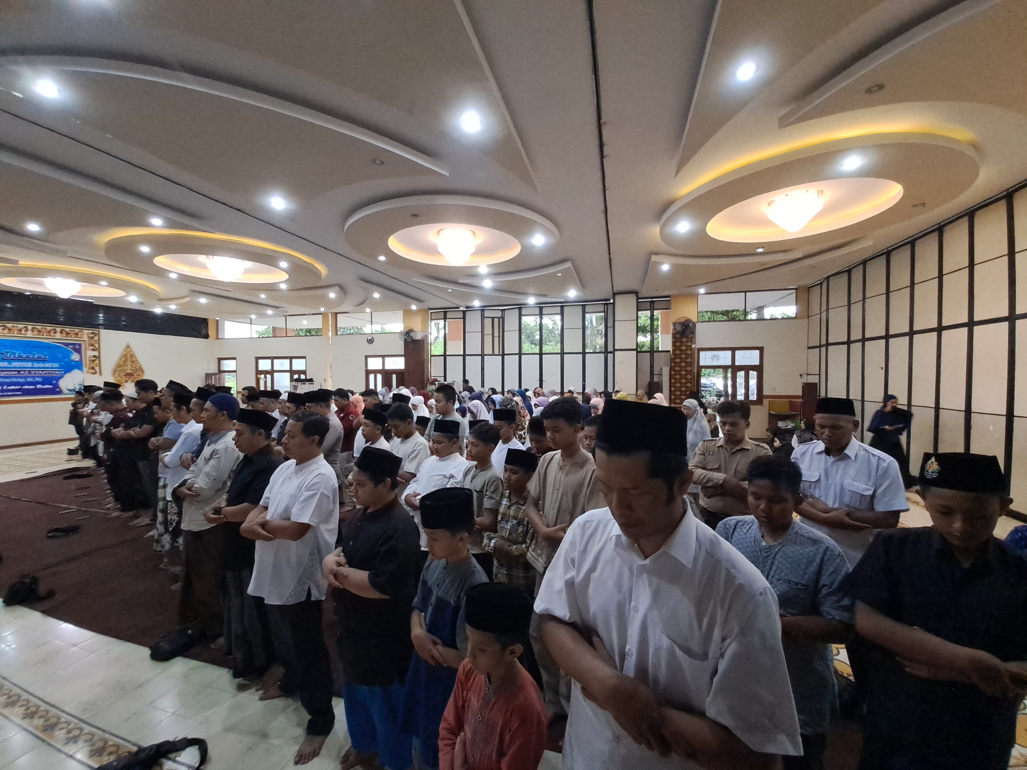 Wali Murid TK & SD Islam Tahfidz Quran As Syafiiyah Mendut, Magelang doa bersama, membaca yasin, dan salat gaib.