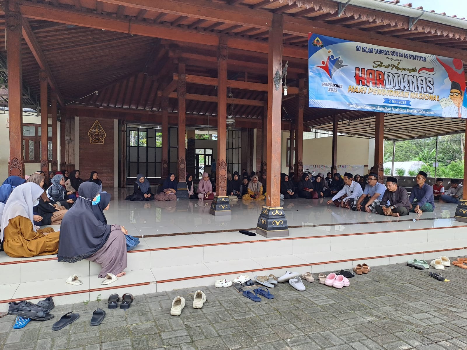Siswa, guru dan orangtua siswa TK & SD Islam Tahfidz Quran Assyafiiyah Mungkid menggelar doa dan zikir untuk mendoakan para korban kecelakaan di Purworejo.