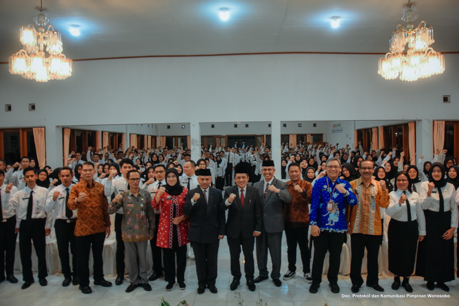 Bupati Afif Nurhidat bersama jajaran pejabat Pemkab Wonosobo dan ASN yang mengikuti orientasi kerja di Tambi Tea Resort selama dua hari.