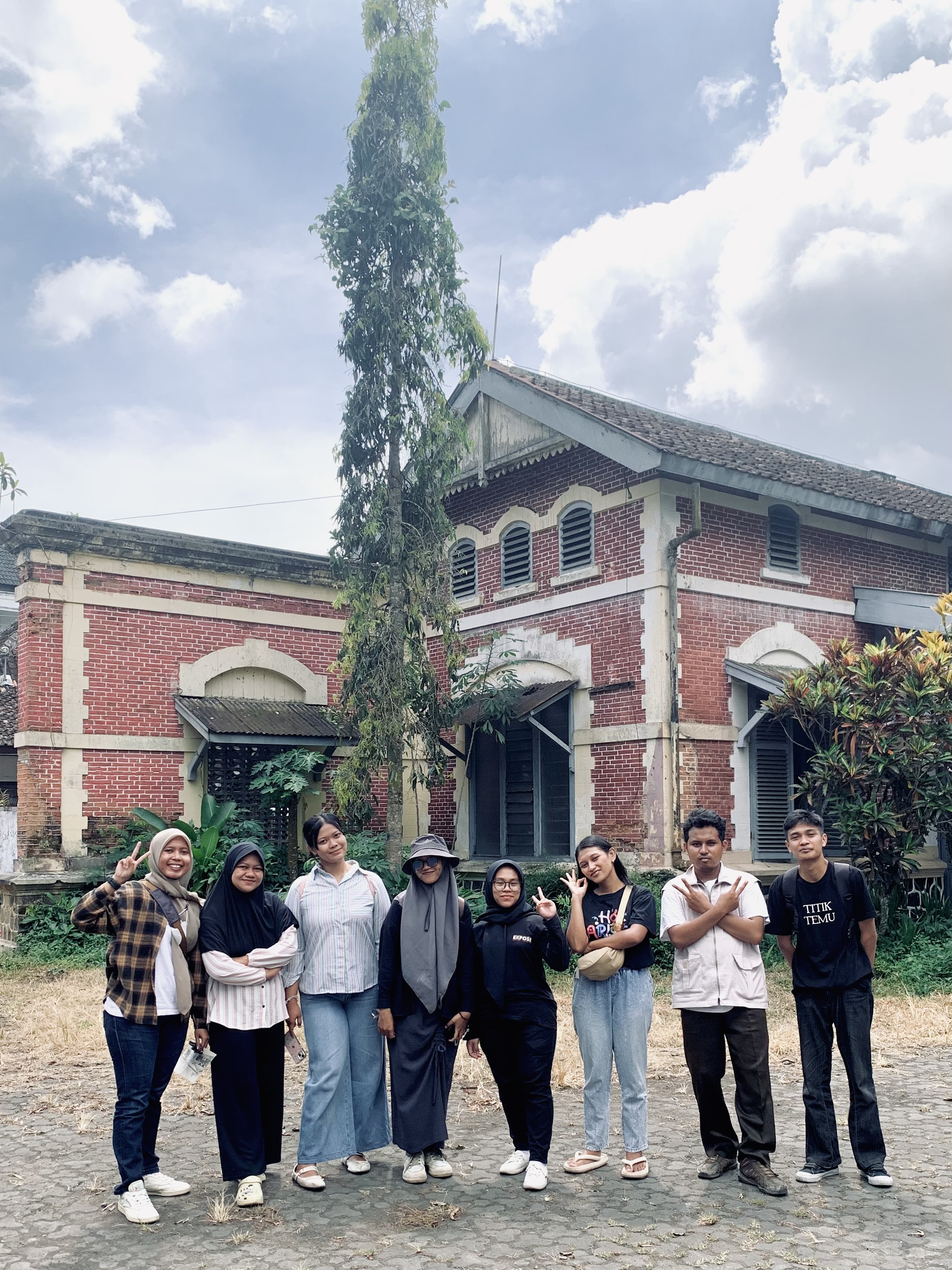 Peserta walking tour foto di depan Stasiun Temanggung yang hingga kini masih kokoh berdiri.