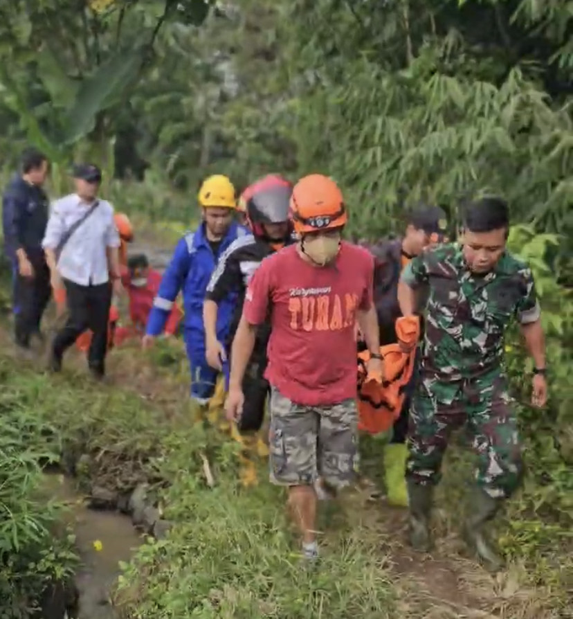 Petugas mengevakuasi bocah 9 tahun dari Desa Pengilon, Bulu, yang meninggal terseret arus sungai setempat.