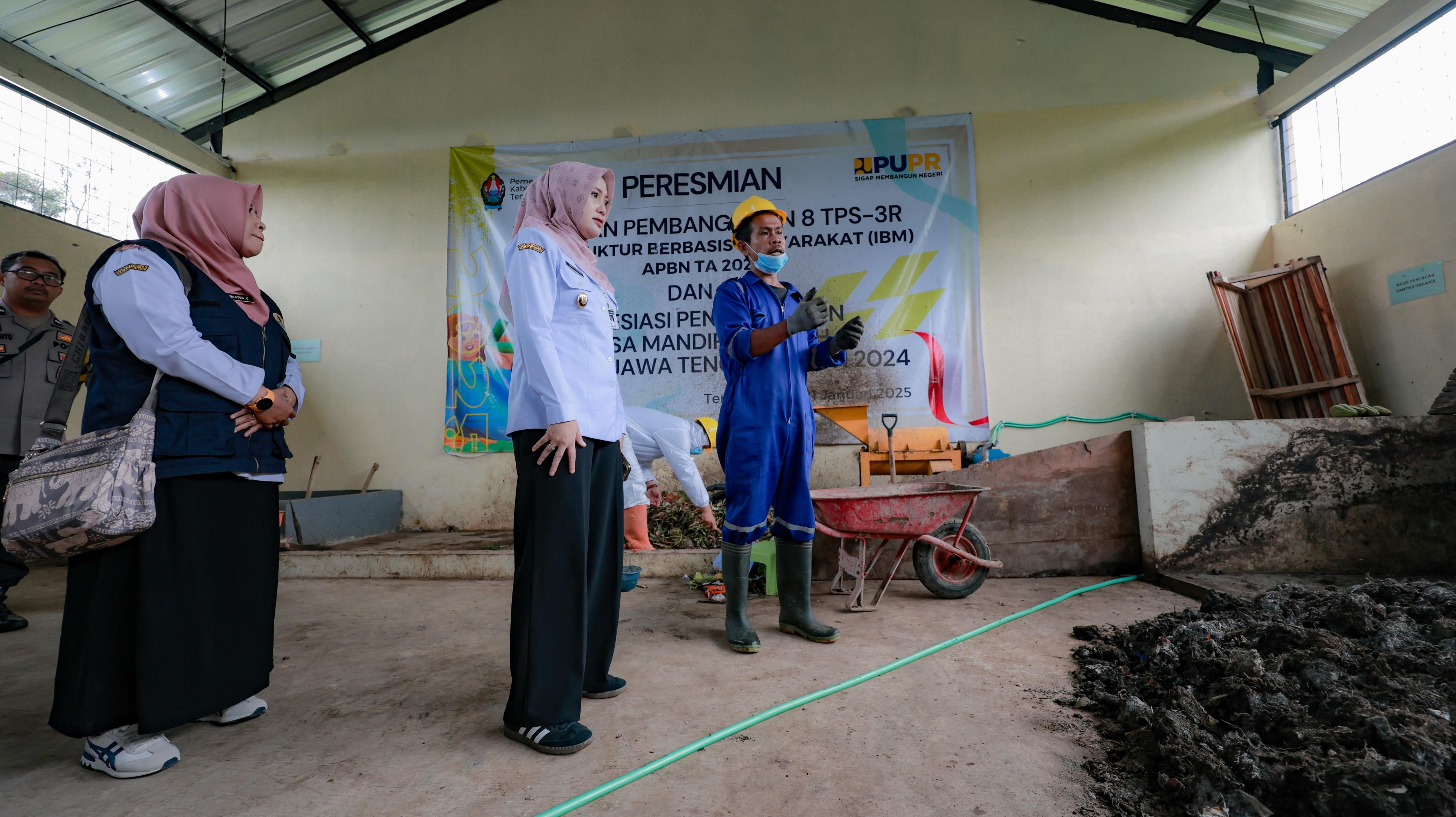 TPS3R di Desa Tanurejo, Bansari, menjadi percontohan pengelolaan sampah mandiri di Temanggung.  Wabup drg Nadia Muna mengajak kades melihat pengelolaan sampah di desa tersebut.