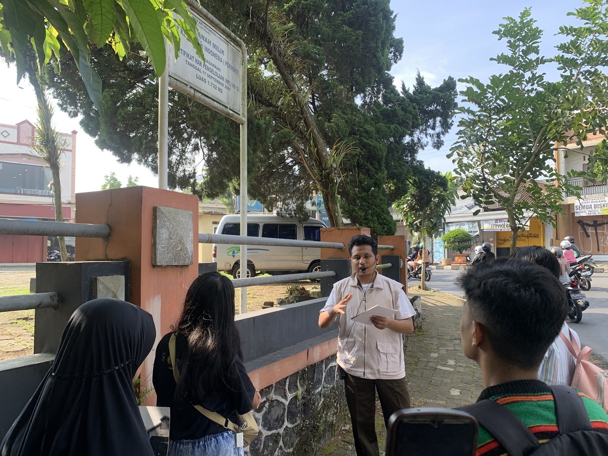 Mochammad Novaldy Kharismawan, pegiat sejarah Temanggung ketika menjelaskan pada peserta walking tour.