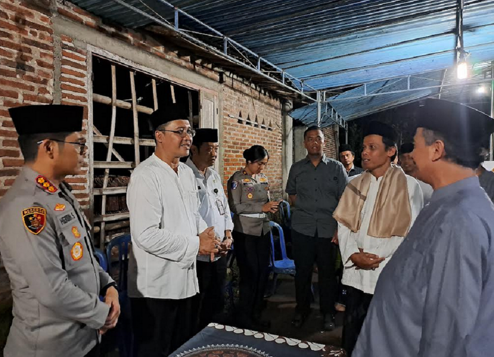 Bupati Magelang Grengseng Pamuji dan Kapolresta Magelang Kombes Pol Herbin Garbawiyata Jaya Sianipar takziah ke rumah duka di Mendut I, Kelurahan Mendut, Kecamatan Mungkid, Kabupaten Magelang