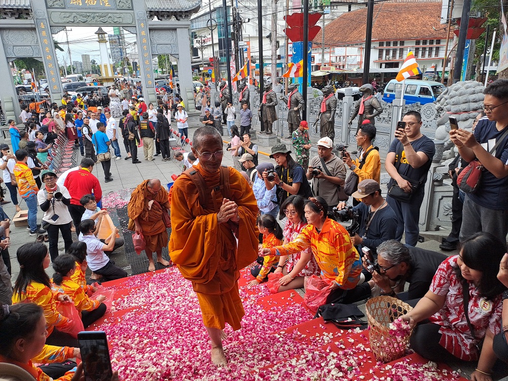 Biksu Thudong tiba di Kota Magelang dan akan menginap di Kelenteng TITD Liong Hok Bio Kota Magelang sebelum melanjutkan ke Candi Borobudur, Jumat (9/5/2025).