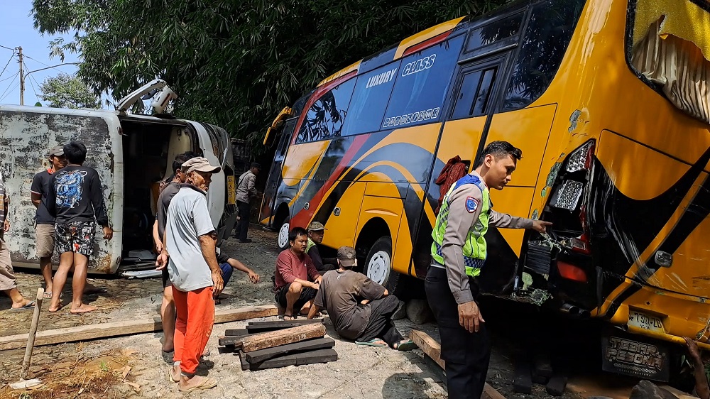 Tak kuat menanjak, bus yang ditumpangi santri Pondok Pesantren (Ponpes) Al Khidmah Damarjati mengalami kecelakaan, Jumat (9/5) sekitar pukul 06.30.