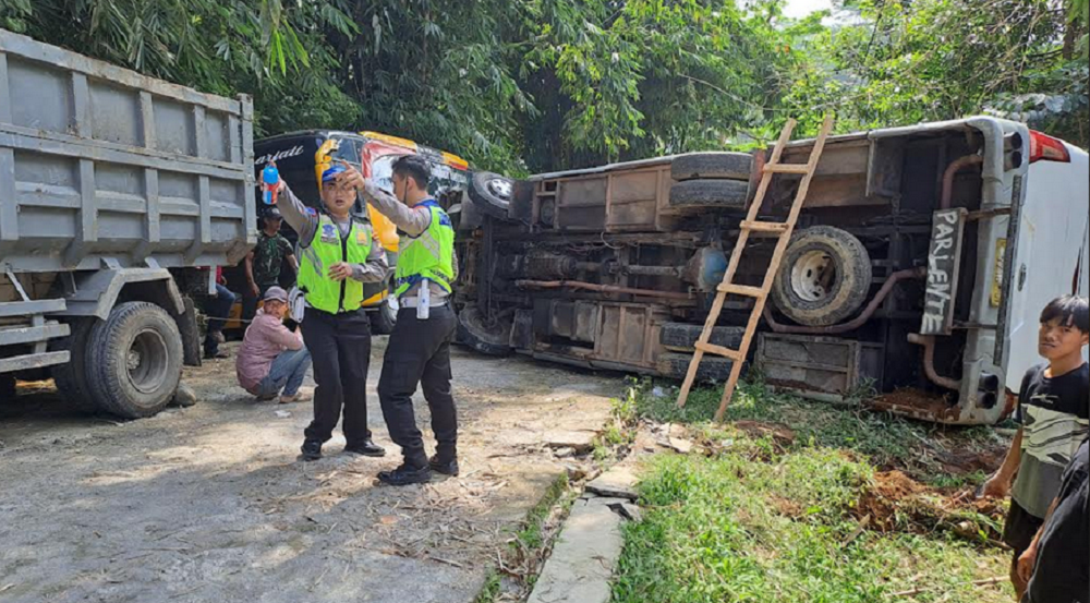 Bus yang ditumpangi santri Pondok Pesantren (Ponpes) Al Khidmah Damarjati terguling, Jumat (9/5) sekitar pukul 06.30.