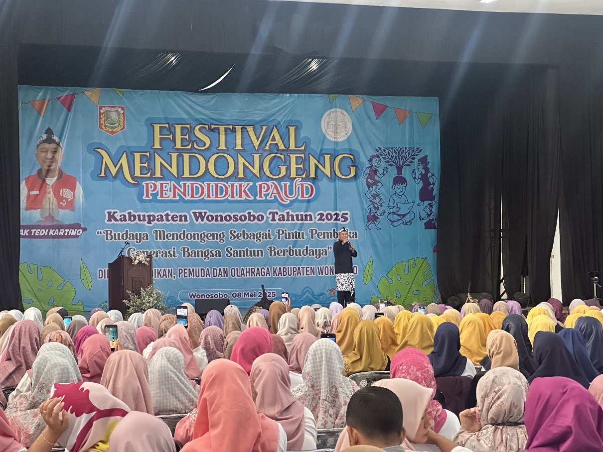Kak Tedi Kartino pendongeng nasional hadir dalam Festival Mendongeng untuk guru-guru PAUD se-Kabupaten Wonosobo, di Gedung Adipura Kencana, Kamis (8/5/2025).