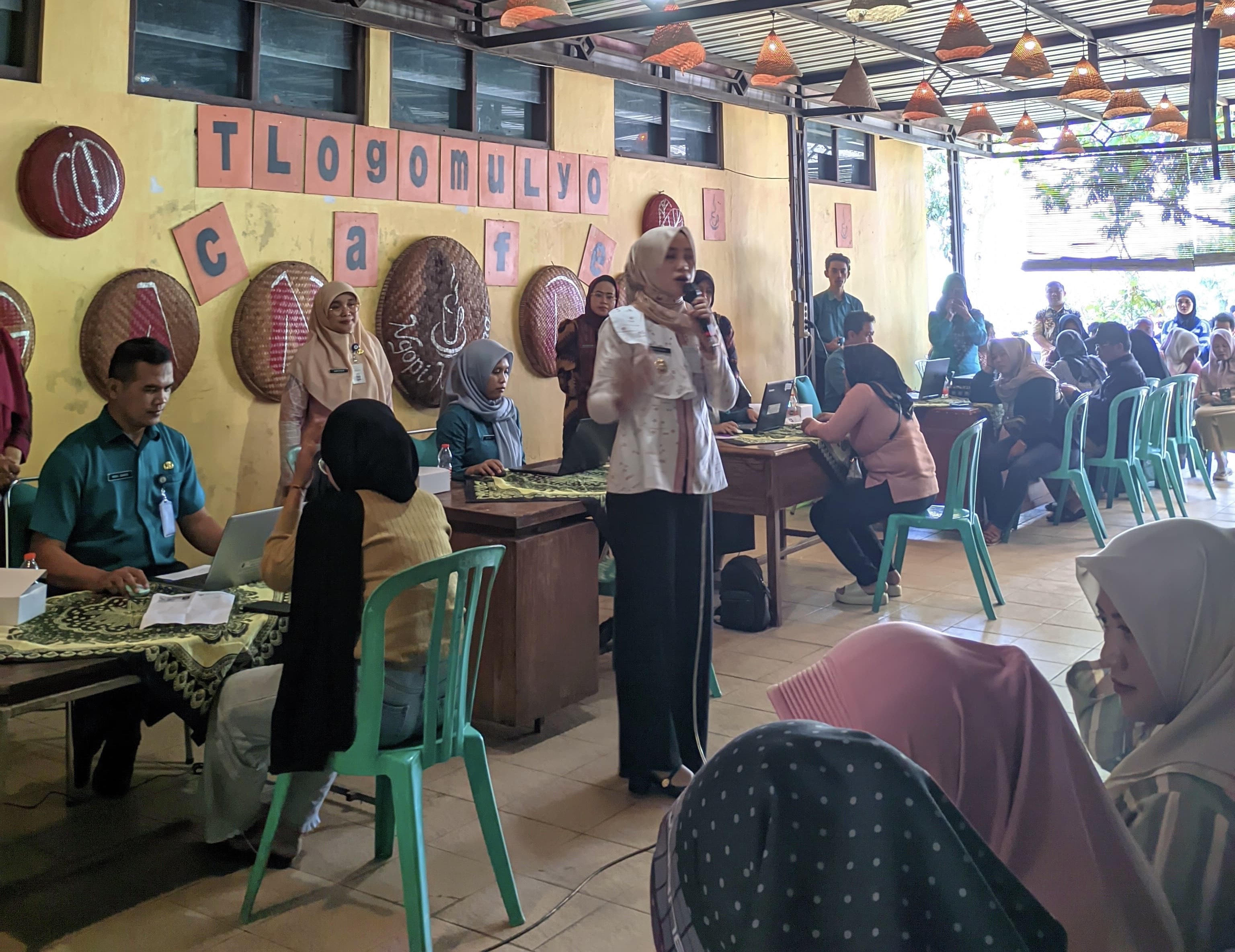 Wabup Nadia Muna saat acara penyerahan Nomor Induk Berusaha (NIB) kepada pelaku usaha di Kantor Kecamatan Tlogomulyo.