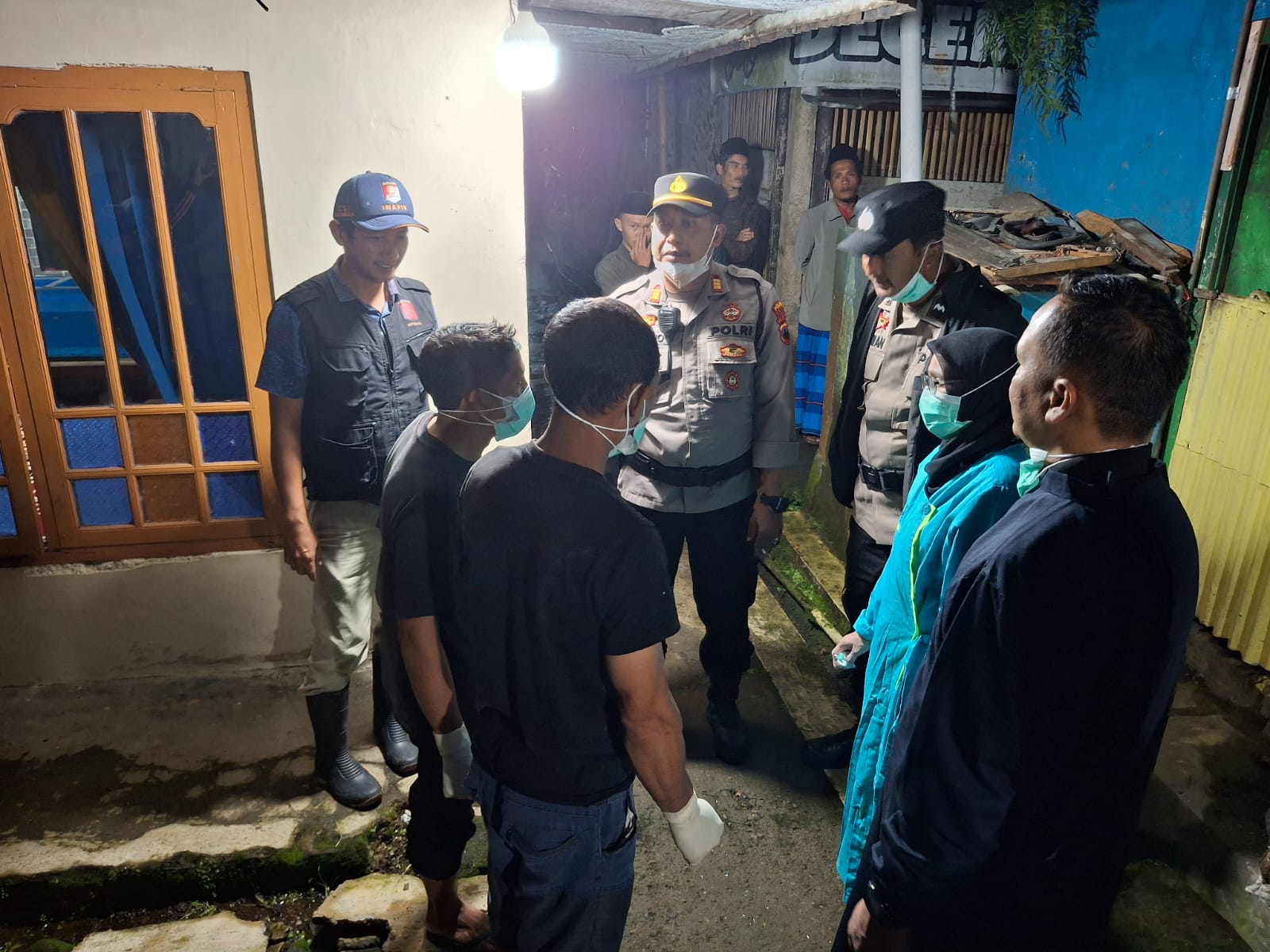 Proses evakuasi di rumah korban warga Desa Larangan Lor, Kecamatan Garung, Wonosobo.
