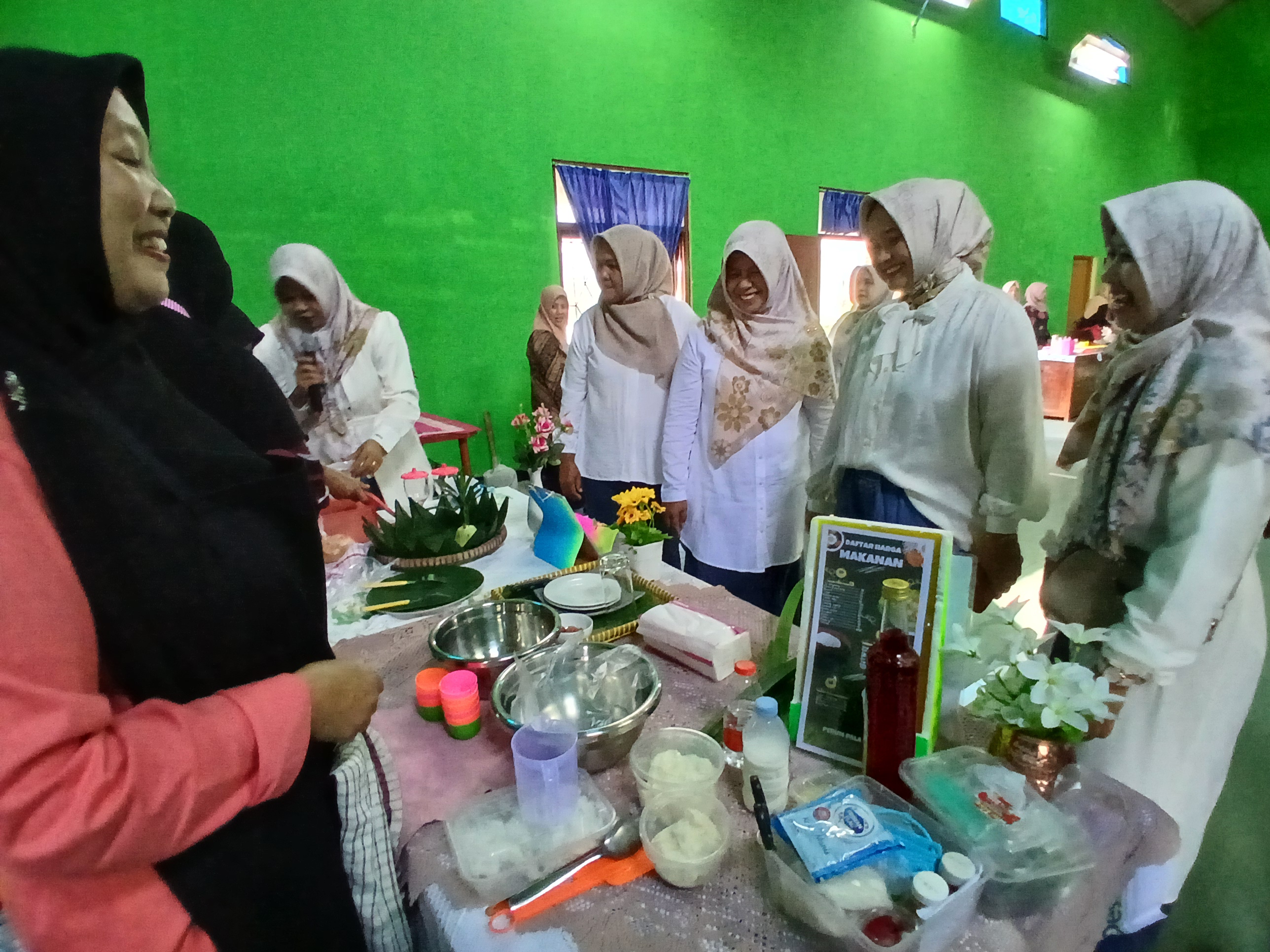 Peserta berasal dari 14 TP PKK di Ngabean. Mereka berlomba menampilkan kreasi terbaiknya.