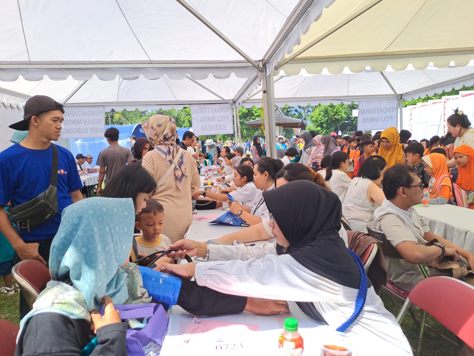 Masyarakat mengikuti pemeriksaan kesehatan gratis di Candi Borobudur pada momen peringatan Waisak, Sabtu (10/5/2025).