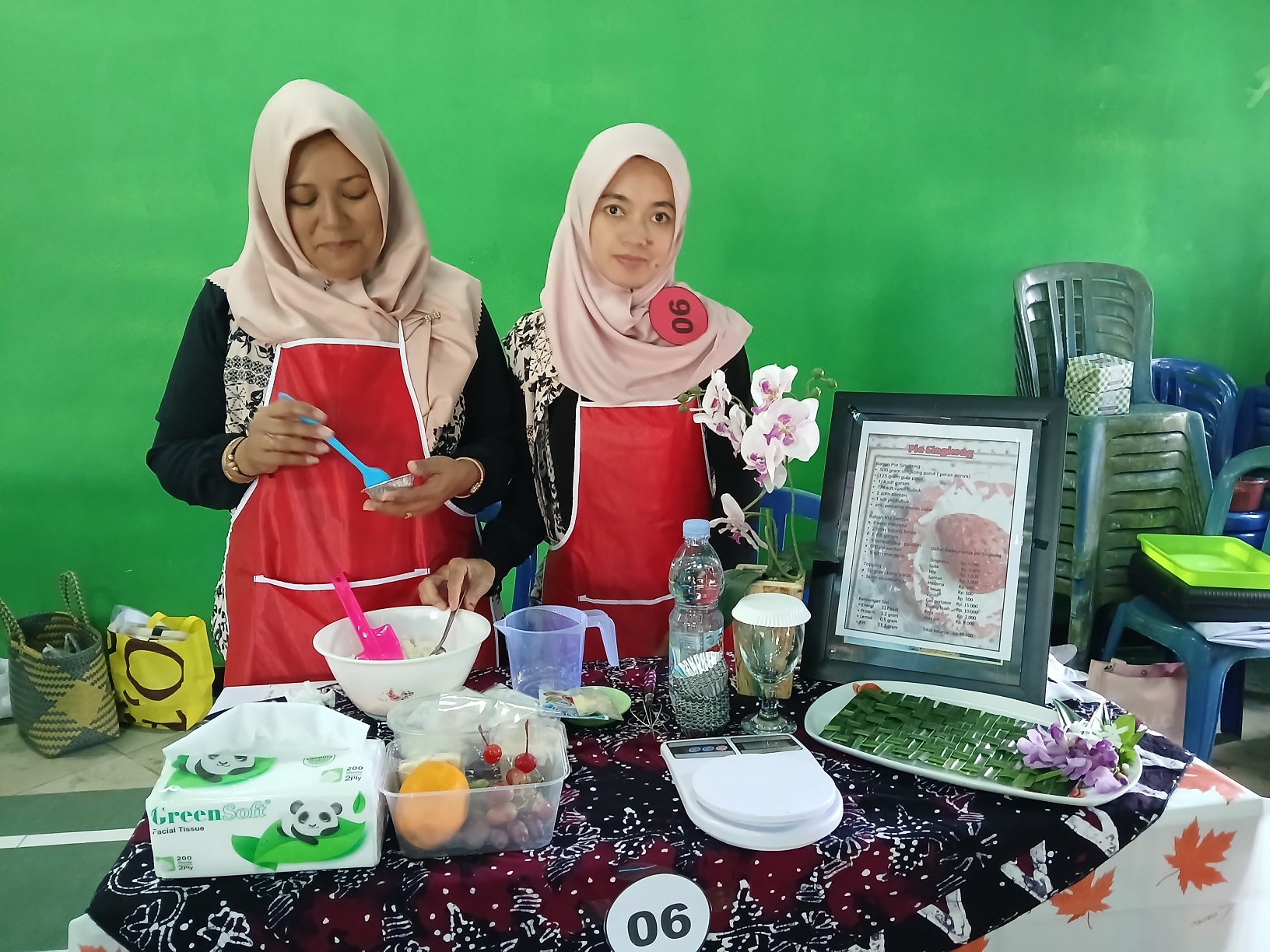 Ibu-ibu PKK Griya Asri 2 tengah meracik menu dari bahan singkong dalam lomba kreasi makanan lokal, Sabtu (10/5/2025) di Balai Desa Ngabean, Secang, Kabupaten Magelang.