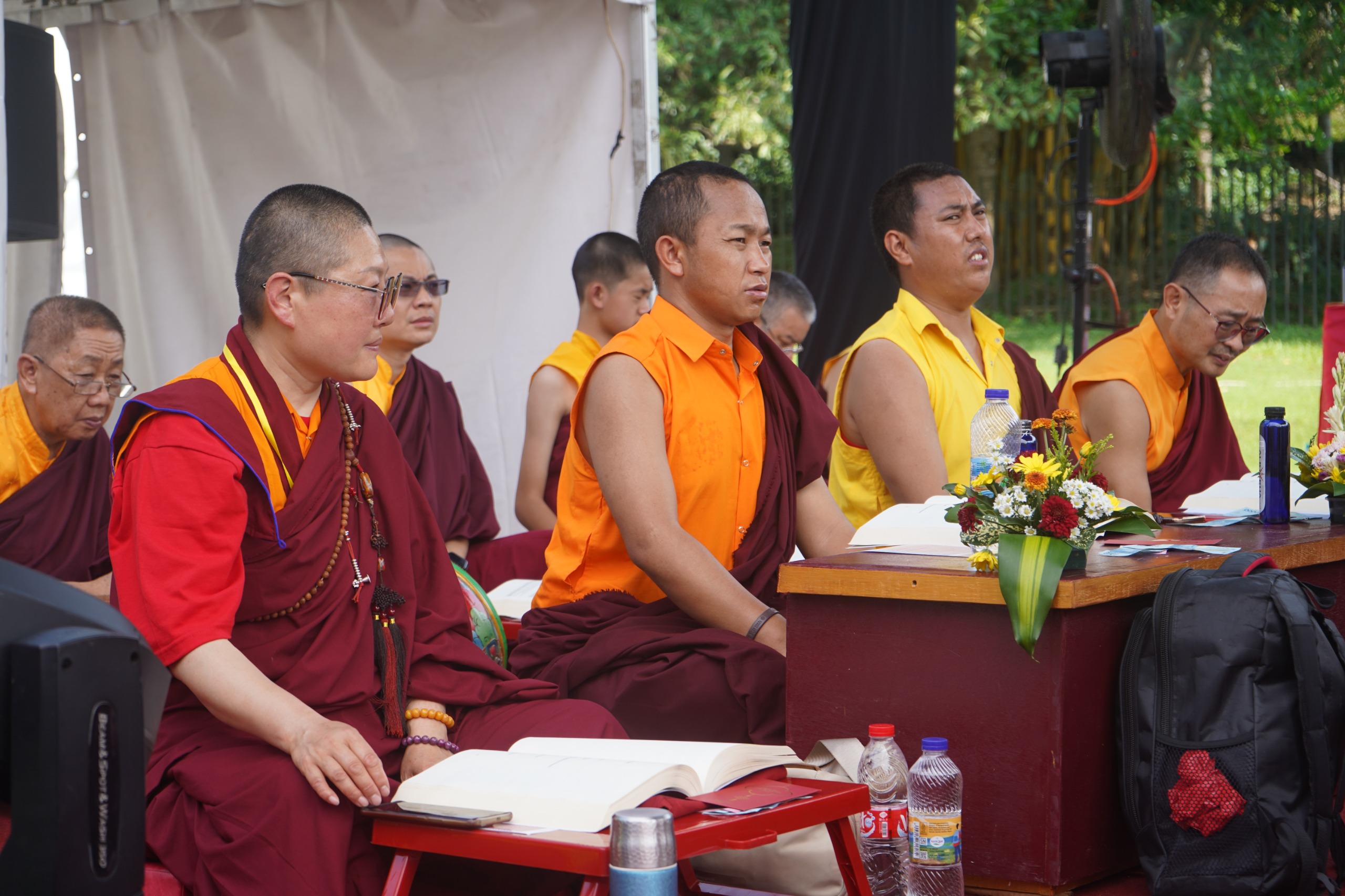 Umat Budha dari Majelis Umat Nyingma Indonesia (MUNI), Sangha Tantrayana lakukan doa bersama di Candi Borobudur, Kabupaten Magelang.