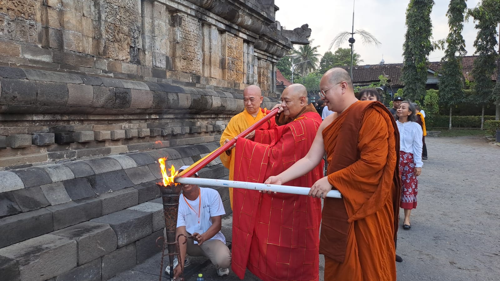 Api Mrapen tiba di Candi Mendut disemayamkan hingga 12 Mei, sebelum dibawa ke Candi Borobudur, Kabupaten Magelang.