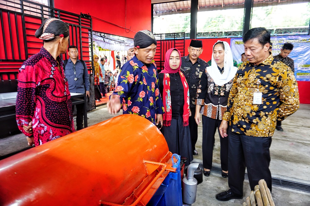 Wakil Bupati Magelang Sahid didampingi Ketua TP PKK Kabupaten Magelang Dian Grsengseng Pamuji saat meresmikan TPS3R Sidomulyo di Desa Banyusidi, Kecamatan Pakis.  &nbsp;