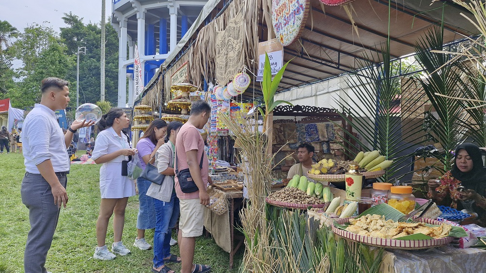 Pengunjung menyerbu stan makanan jadul di acara Magelang Tempo Doeloe.