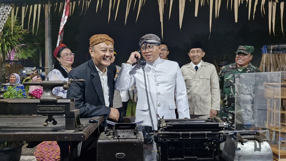 Wali Kota Magelang Damar Prasetyono bernostalgia dengan telepon kuno didampingi Wakil Wali Kota Magelang dr Sri Harso ketika mengunjungi stan Magelang Tempo Doeloe (MTD), Sabtu (10/5/2025).