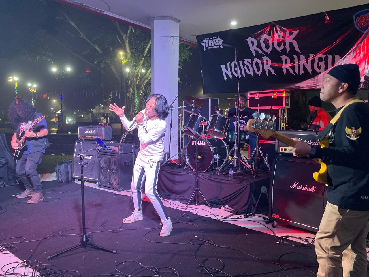 Salah satu band tampil di ajang Rock Ngisor Ringin di Alun-alun Temanggung pada Minggu (11/5/2025) malam.