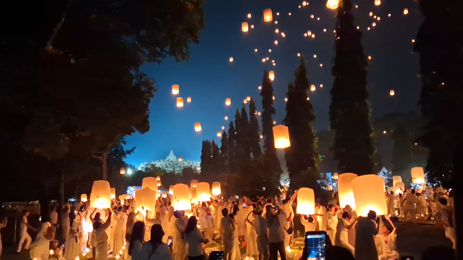 Festival lampion di halaman Marga Utama, Candi Borobudur Kabupaten Magelang, Senin (12/5/2025)  malam diikuti ribuan orang dari berbagai daerah.